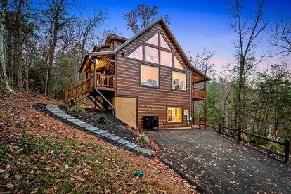 Wonderful Cabin with Pool Table, Games and Hot-tub in Gatlinburg, Tennessee - glamping.directory