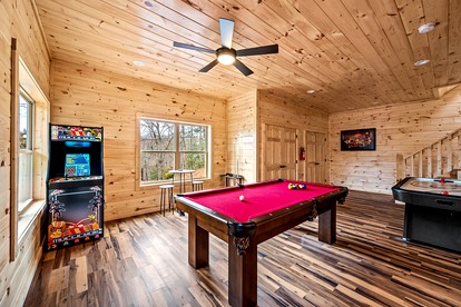 Wonderful Cabin with Pool Table, Games and Hot-tub in Gatlinburg, Tennessee - Gatlinburg, Tennessee - glamping.directory