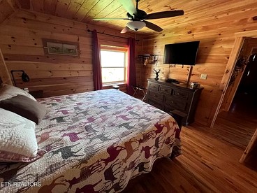 Wonderful Cabin with Pool Table, Games and Hot-tub in Gatlinburg, Tennessee - Gatlinburg, Tennessee - glamping.directory