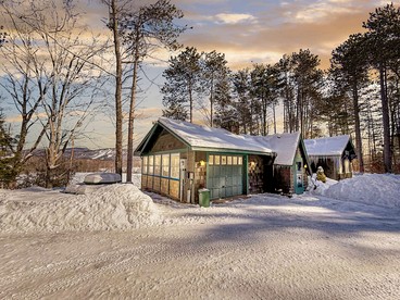 Secluded Cottage with Incredible Views of Cranmore Mountain, Perfect for a Glamping Weekend in the White Mountains, New Hampshire - Conway, New Hampshire - glamping.directory