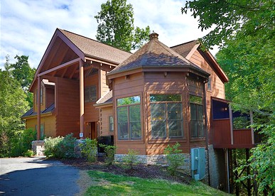 Exquisite Cabin with Large Deck for a Secluded Getaway near Pigeon Forge, Tennessee - Sevierville, Tennessee - glamping.directory