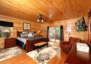 Exquisite Cabin with Large Deck for a Secluded Getaway near Pigeon Forge, Tennessee - Sevierville, Tennessee - glamping.directory