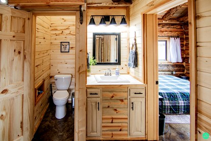 Beautiful Rustic Cabin with Breathtaking Scenic Views for a Peaceful Escape in Blanding, Utah - Blanding, Utah - glamping.directory