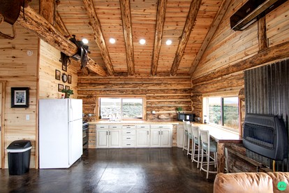 Beautiful Rustic Cabin with Breathtaking Scenic Views for a Peaceful Escape in Blanding, Utah - Blanding, Utah - glamping.directory