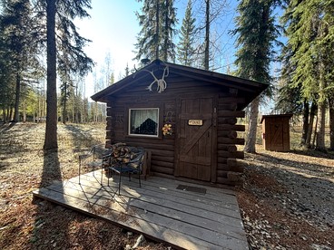 Scenic Luxury Lodge with 360° Mountain Views & Creekside Sauna Near Log Cabin Creek, Tok Alaska - Tok, Alaska - glamping.directory