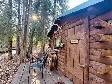 Scenic Luxury Lodge with 360° Mountain Views & Creekside Sauna Near Log Cabin Creek, Tok Alaska - Tok, Alaska - glamping.directory