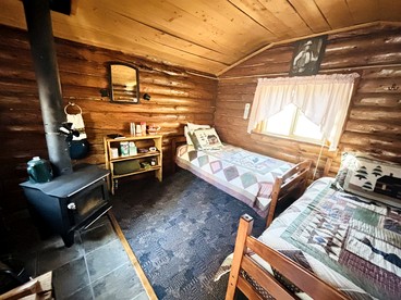 Scenic Luxury Lodge with 360° Mountain Views & Creekside Sauna Near Log Cabin Creek, Tok Alaska - Tok, Alaska - glamping.directory