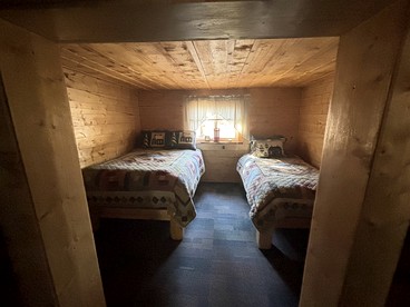 Scenic Luxury Lodge with 360° Mountain Views & Creekside Sauna Near Log Cabin Creek, Tok Alaska - Tok, Alaska - glamping.directory