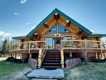 Scenic Luxury Lodge with 360° Mountain Views & Creekside Sauna Near Log Cabin Creek, Tok Alaska - glamping.directory