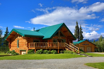 Scenic Luxury Lodge with 360° Mountain Views & Creekside Sauna Near Log Cabin Creek, Tok Alaska - Tok, Alaska - glamping.directory
