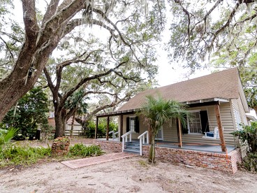 Lovely Three-Bedroom Cabin with Private Pier on Saint Simons Island, Georgia - Saint Simons Island, Georgia - glamping.directory