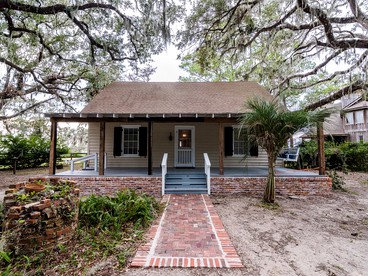 Lovely Three-Bedroom Cabin with Private Pier on Saint Simons Island, Georgia - glamping.directory