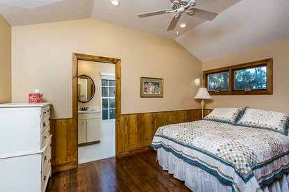 Lovely Three-Bedroom Cabin with Private Pier on Saint Simons Island, Georgia - Saint Simons Island, Georgia - glamping.directory
