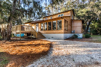 Lovely Three-Bedroom Cabin with Private Pier on Saint Simons Island, Georgia - Saint Simons Island, Georgia - glamping.directory