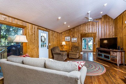 Lovely Three-Bedroom Cabin with Private Pier on Saint Simons Island, Georgia - Saint Simons Island, Georgia - glamping.directory