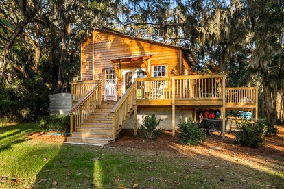 Lovely Three-Bedroom Cabin with Private Pier on Saint Simons Island, Georgia - Saint Simons Island, Georgia - glamping.directory