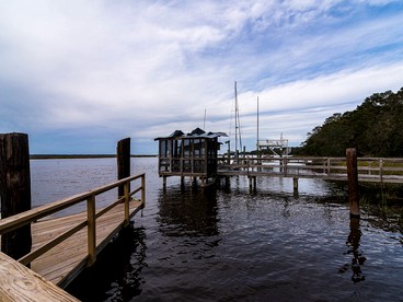 Lovely Three-Bedroom Cabin with Private Pier on Saint Simons Island, Georgia - Saint Simons Island, Georgia - glamping.directory
