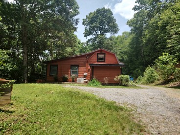 Amazing Cabin with Fireplace, Games and Fire Pit in Polk County, Tennessee - glamping.directory