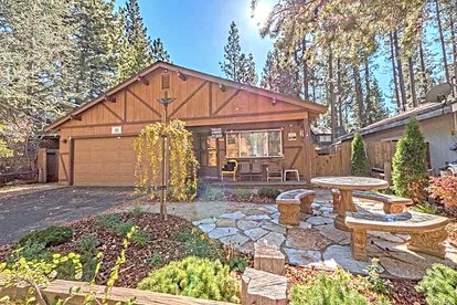 Fascinating Beach Close Cabin with Hot-tub in South Lake Tahoe, California - glamping.directory