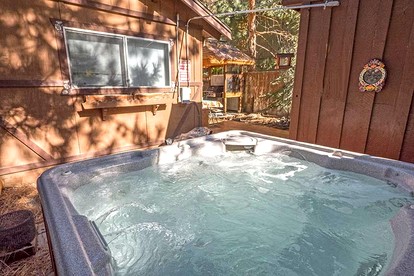 Fascinating Beach Close Cabin with Hot-tub in South Lake Tahoe, California - South Lake Tahoe, California - glamping.directory