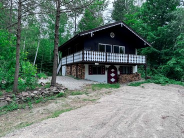 Spectacular Wooden Cabin with Barbecue and Hot-tub in Glen, New Hampshire - glamping.directory