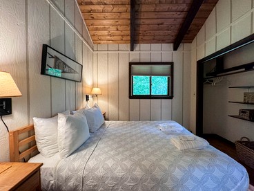 Spectacular Wooden Cabin with Barbecue and Hot-tub in Glen, New Hampshire - Glen, New Hampshire - glamping.directory