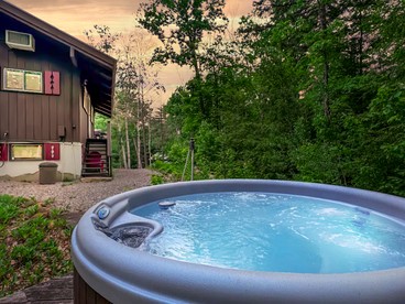 Spectacular Wooden Cabin with Barbecue and Hot-tub in Glen, New Hampshire - Glen, New Hampshire - glamping.directory