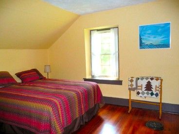 Rustic 1850s Cottage Rental on 10-Acres near Wyalusing State Park, Iowa - Elkport, Iowa - glamping.directory