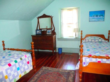 Rustic 1850s Cottage Rental on 10-Acres near Wyalusing State Park, Iowa - Elkport, Iowa - glamping.directory