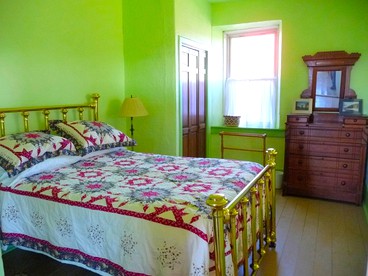 Rustic 1850s Cottage Rental on 10-Acres near Wyalusing State Park, Iowa - Elkport, Iowa - glamping.directory