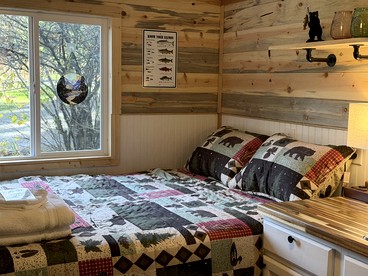 Cute Cozy Cabin for Two for a Romantic Escape in the Umpqua National Forest in Oregon - Idleyld Park, Oregon - glamping.directory