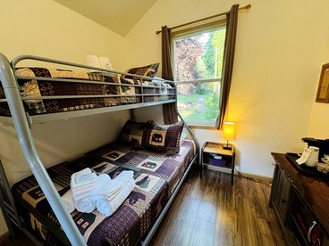 Cute Cozy Cabin for Two for a Romantic Escape in the Umpqua National Forest in Oregon - Idleyld Park, Oregon - glamping.directory