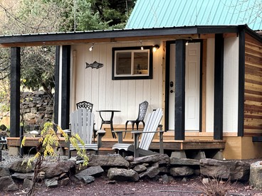 Cute Cozy Cabin for Two for a Romantic Escape in the Umpqua National Forest in Oregon - glamping.directory
