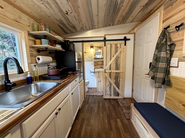 Cute Cozy Cabin for Two for a Romantic Escape in the Umpqua National Forest in Oregon - Idleyld Park, Oregon - glamping.directory