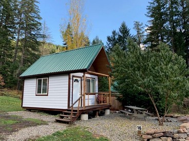 Cute Cozy Cabin for Two for a Romantic Escape in the Umpqua National Forest in Oregon - Idleyld Park, Oregon - glamping.directory
