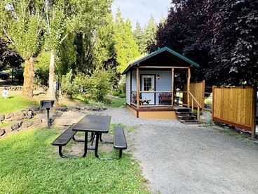 Cute Cozy Cabin for Two for a Romantic Escape in the Umpqua National Forest in Oregon - Idleyld Park, Oregon - glamping.directory