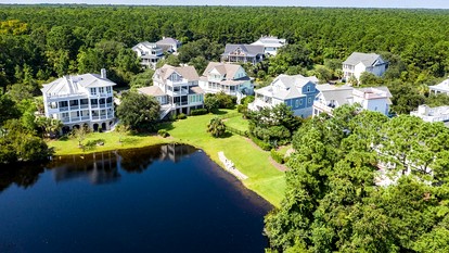 Luxury Historic Beach House with Lake Views in Oceanfront Gated Community near Pawleys Island, South Carolina - Georgetown, South Carolina - glamping.directory
