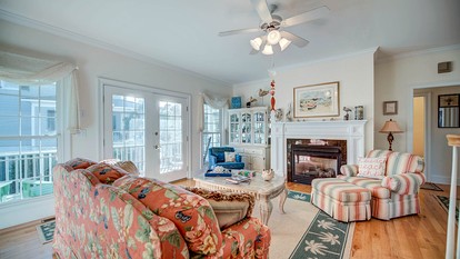 Luxury Historic Beach House with Lake Views in Oceanfront Gated Community near Pawleys Island, South Carolina - Georgetown, South Carolina - glamping.directory