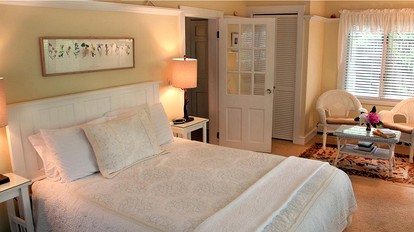Bright and Cheerful Vacation Rental in York, Maine - York, Maine - glamping.directory