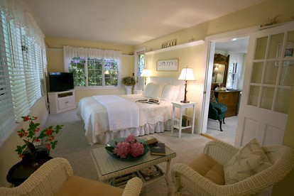 Bright and Cheerful Vacation Rental in York, Maine - York, Maine - glamping.directory
