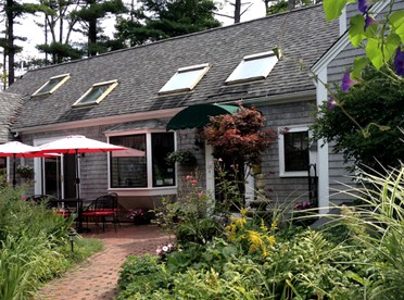 Bright and Cheerful Vacation Rental in York, Maine - glamping.directory