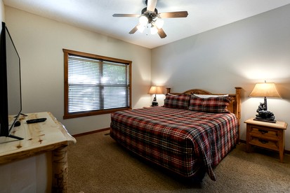 Spacious Cabin with Indoor and Outdoor Swimming Pool in Branson, Missouri - Branson, Missouri - glamping.directory