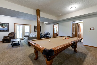 Spacious Cabin with Indoor and Outdoor Swimming Pool in Branson, Missouri - Branson, Missouri - glamping.directory