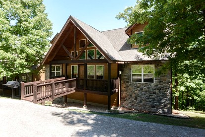 Spacious Cabin with Indoor and Outdoor Swimming Pool in Branson, Missouri - Branson, Missouri - glamping.directory