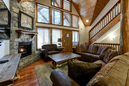 Spacious Cabin with Indoor and Outdoor Swimming Pool in Branson, Missouri - Branson, Missouri - glamping.directory