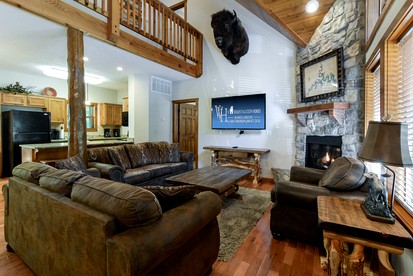 Spacious Cabin with Indoor and Outdoor Swimming Pool in Branson, Missouri - Branson, Missouri - glamping.directory