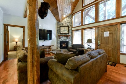 Spacious Cabin with Indoor and Outdoor Swimming Pool in Branson, Missouri - Branson, Missouri - glamping.directory