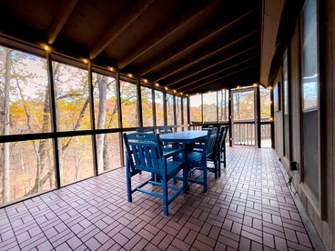 Bright Woodland Chalet with Hot Tub & Fireplace Near Berkeley Springs, Hedgesville, WV - Hedgesville, West Virginia - glamping.directory