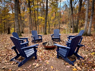 Bright Woodland Chalet with Hot Tub & Fireplace Near Berkeley Springs, Hedgesville, WV - Hedgesville, West Virginia - glamping.directory