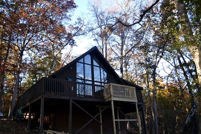 Bright Woodland Chalet with Hot Tub & Fireplace Near Berkeley Springs, Hedgesville, WV - glamping.directory